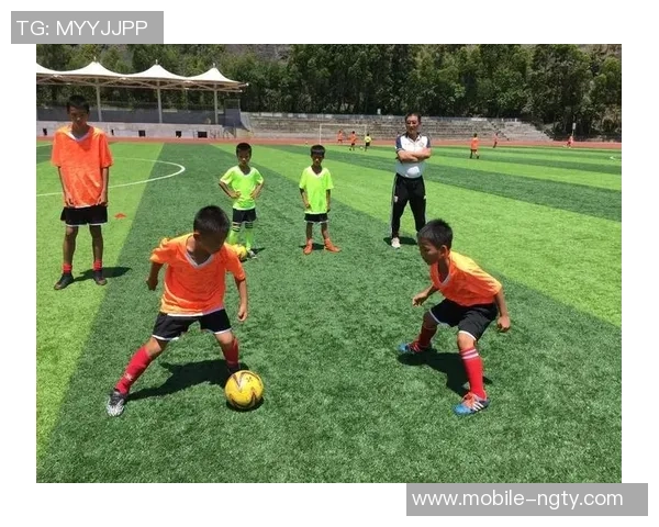 掌握足球吊圈技巧的秘诀与训练方法提升你的球技与比赛表现